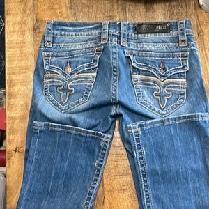 Rock revival jeans missing a button on the pocket